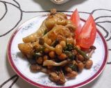 鶏手羽元と大豆としめじの炒め物作り方4写真