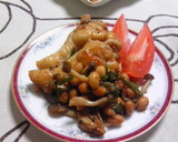 鶏手羽元と大豆としめじの炒め物作り方4写真