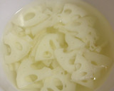 《簡単♪小鉢》鶏皮と蓮根のきんぴら作り方1写真