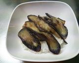 簡単温玉乗せ！茄子と挽肉のピリ辛丼作り方9写真