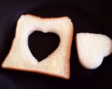 朝ごはんに!トーストとハートの目玉焼き♡作り方2写真