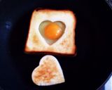 朝ごはんに!トーストとハートの目玉焼き♡作り方3写真