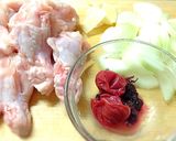 夕食にもう一品★鶏手羽元と梅干しの煮込み作り方1写真