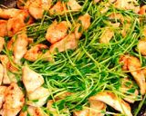 簡単！＊鶏胸肉と豆苗のガリバタしょうゆ＊作り方3写真