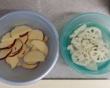 さつまいもと蓮根の甘い醤油味炒め？作り方1写真