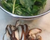 ☺三つ葉と椎茸と天かすの味噌汁♪作り方1写真