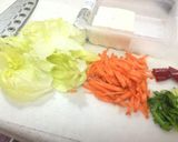 残り物で♪にんじんとレタスの餃子スープ作り方2写真