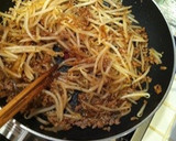 モヤシと豚ひき肉のオイスターソース炒め作り方3写真
