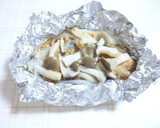 包んで焼くだけ！鮭ときのこのホイル焼き作り方4写真