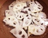 フライパンで簡単、秋鮭とレンコンの煮物作り方1写真