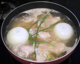 鶏手羽元とまるごと新玉ねぎのスープ作り方4写真