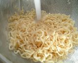 日清焼きそばサンバルソース風味★揚卵載せ作り方1写真