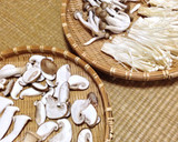 旨味凝縮！干しきのこと鶏の照りマヨ炒め作り方1写真
