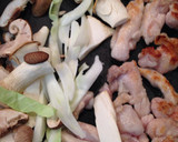 旨味凝縮！干しきのこと鶏の照りマヨ炒め作り方3写真