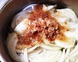 鰹節タップリ玉ねぎのお味噌汁。作り方2写真