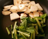 栄養満点!丸ごと蕪と豚肉のニンニク塩炒め作り方6写真