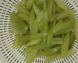 フキの塩昆布炒め★ｱﾊﾞｳﾄで～作り方1写真