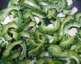 苦瓜と鶏皮の照り照り炒め♪作り方3写真