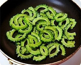 焼肉のタレで簡単♪ゴーヤーと竹輪の炒め物作り方3写真