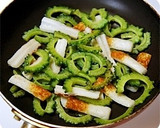 焼肉のタレで簡単♪ゴーヤーと竹輪の炒め物作り方4写真