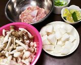 たっぷり茸と鶏肉の汁物作り方1写真