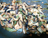鶏肉となすとピーマンの照り焼きピザ作り方2写真