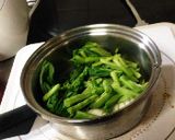 ちょー簡単みそ汁 かぶとエンドウ作り方1写真