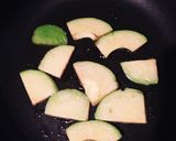 固いアボカドと目玉焼きで朝ご飯作り方1写真