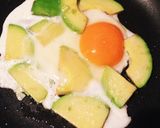 固いアボカドと目玉焼きで朝ご飯作り方2写真
