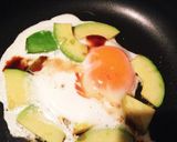 固いアボカドと目玉焼きで朝ご飯作り方3写真