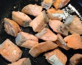 作り置きにも！鮭と舞茸の醤油マヨ炒め作り方4写真