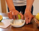 腸内キレイに！ミネラルたっぷりレモン水作り方2写真