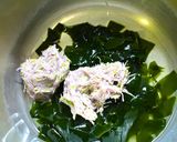 卓上に彩り♡桃色・菊の花とワカメの酢の物作り方4写真
