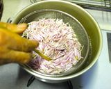 卓上に彩り♡桃色・菊の花とワカメの酢の物作り方3写真