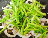 サッと1品＊イカと春菊の塩麹炒め作り方4写真