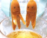 スープをのぞき込むソーセー人♡子供の日に作り方6写真