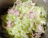 お肉やわらか！豚バラときゃべつのみそ汁作り方4写真