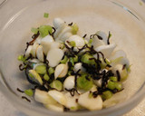 つまみ菜の蕪と茎の塩昆布和えをのせて作り方2写真