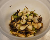 つまみ菜の蕪と茎の塩昆布和えをのせて作り方3写真