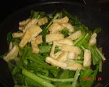 小松菜と油揚げの炒め物。作り方1写真