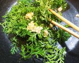 簡単にんじんの葉でトマトクリームパスタ♡作り方1写真