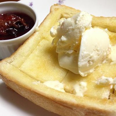 トーストマカダミアナッツアイス乗せ by うにらさん 【クックパッド