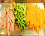 人参・ピーマン・ハムの彩胡麻和え☺お弁当作り方1写真