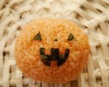 ラップ付き☆ジャックオーランタンおにぎり作り方3写真