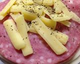 餃子の皮でサラミのチーズ重ね焼き作り方1写真