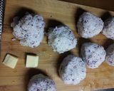 ゴマとゆかりのおにぎり。チーズ入り♥作り方3写真