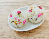 桜の塩漬けとスギナのおにぎり作り方3写真
