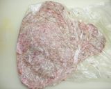 挽き肉をのして巻いた肉巻き刺身ロール作り方1写真