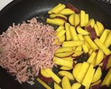 薩摩芋とひき肉の甘辛炒め！おかず・弁当に作り方4写真