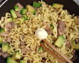 ランチに☆アボカドと豚肉の焼きそば♫作り方4写真